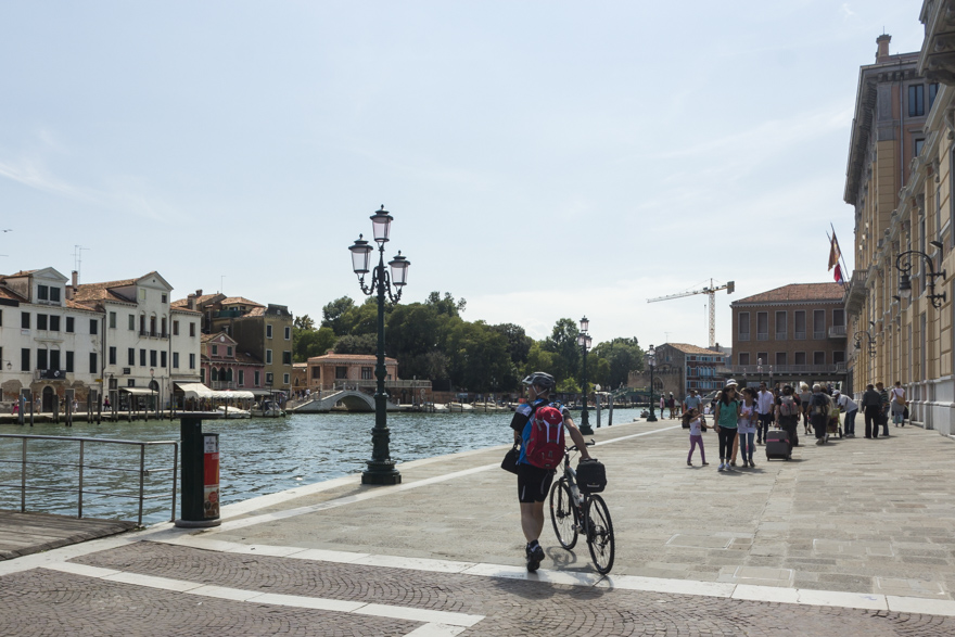 Ankunft in Venezia Santa Lucia – die Räder warten auf den Aufbruch