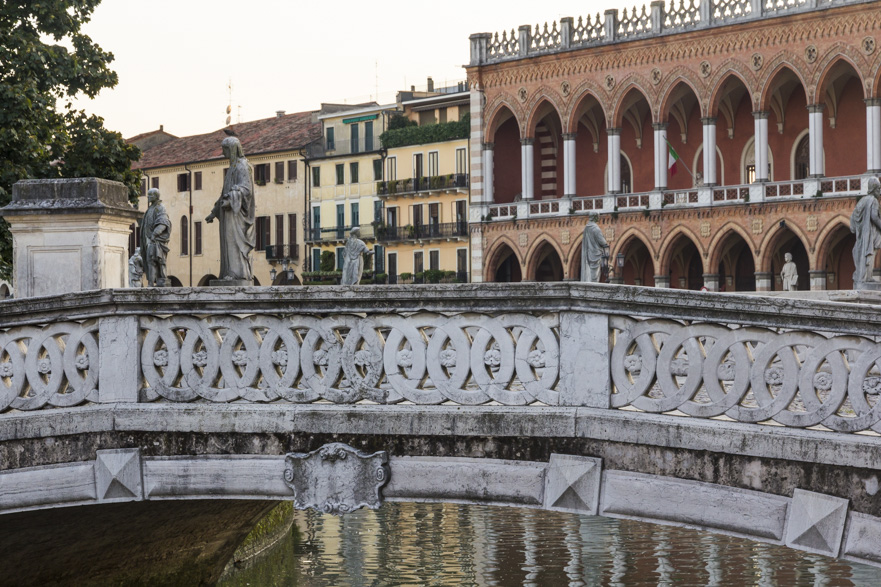 Ruhige Kanalstraße durch Venetien