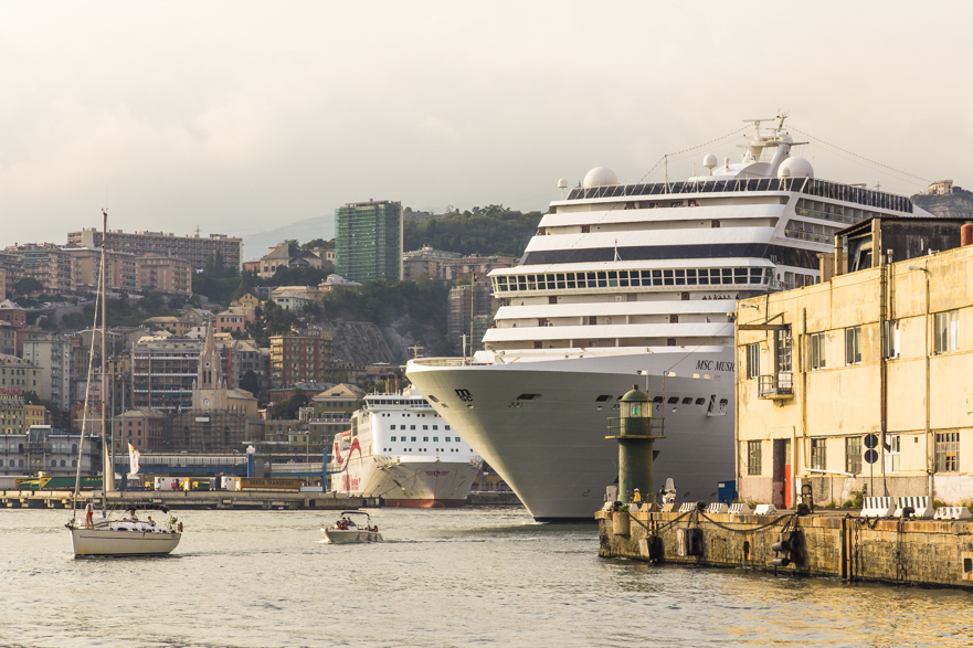 Hafen und Leuchtturm La Lanterna