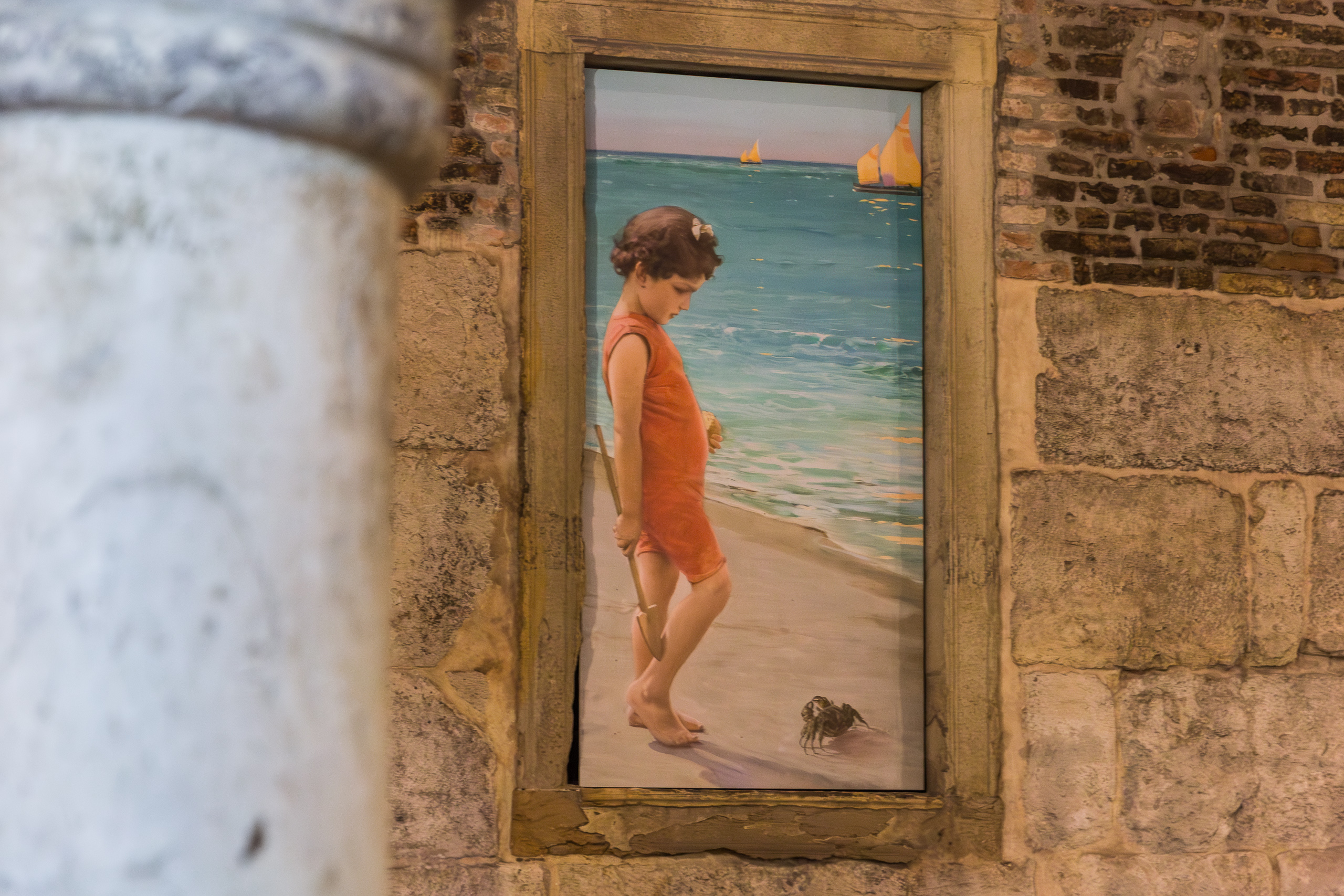 Gemälde eines Mädchens am Strand in einem Fenster