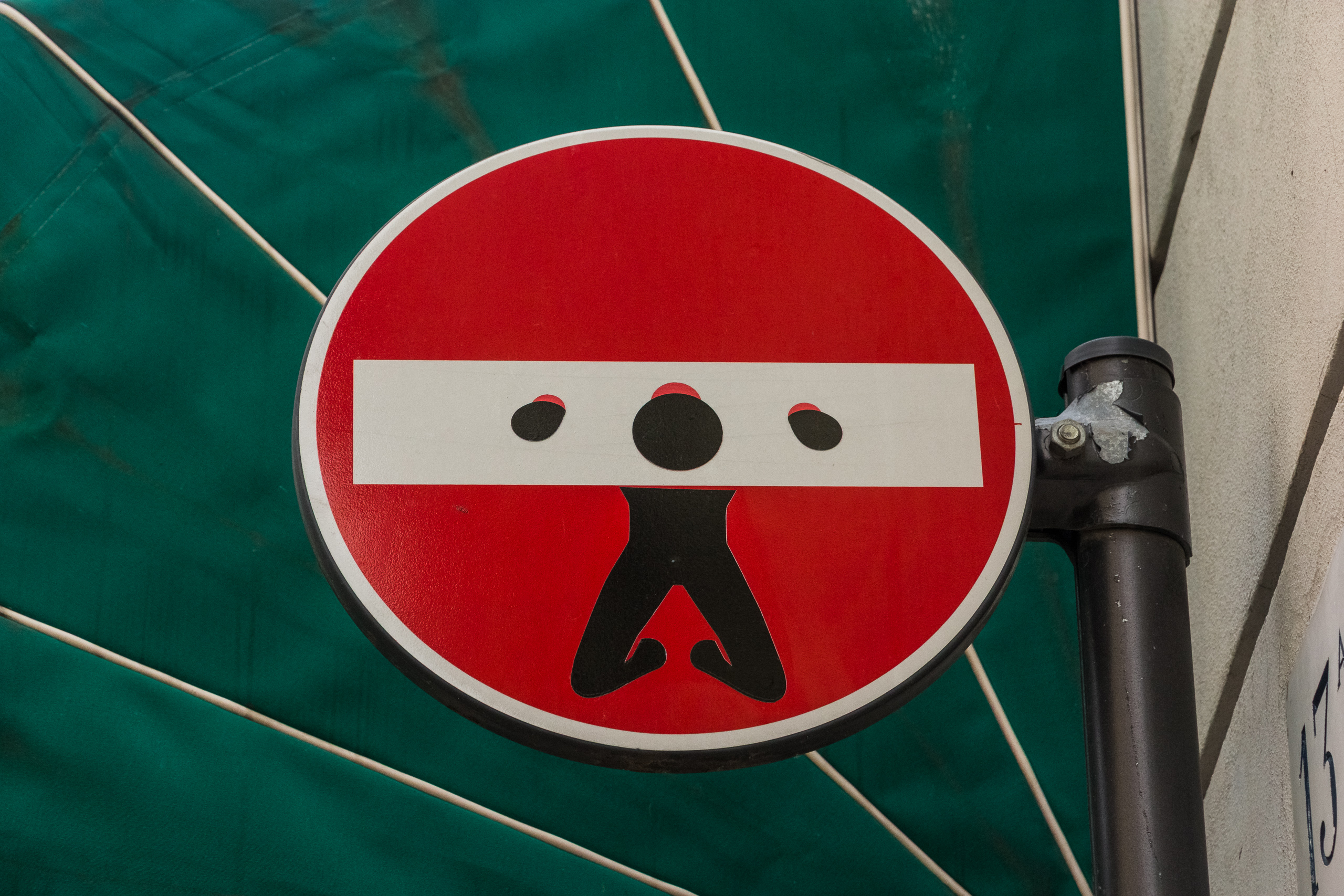 Street-Art am Einbahnschild – ein jonglierendes Männchen