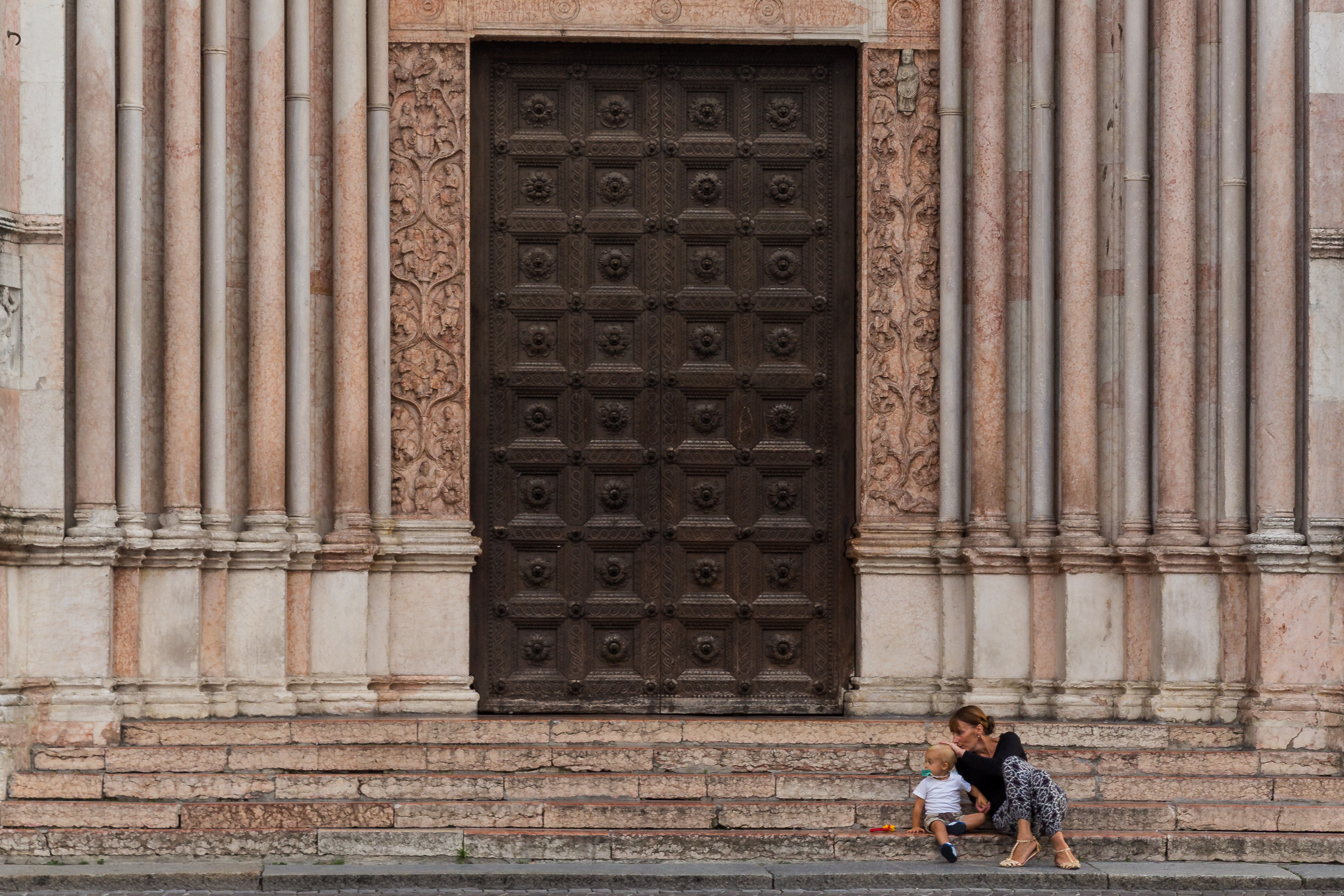 Das Portal des Doms von Parma – rosa Marmor und ein reich verziertes Tor