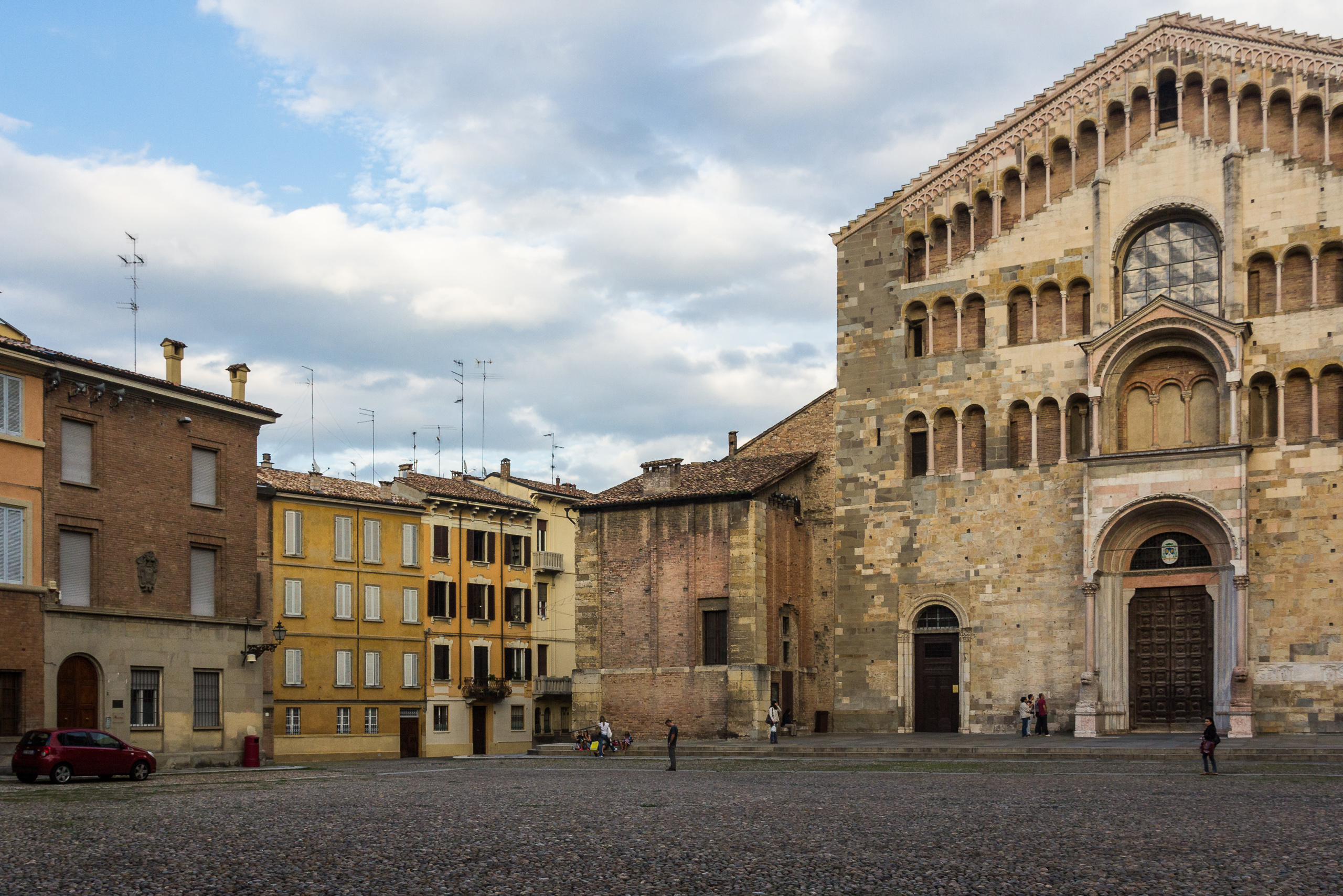 Piazza del Duomo in Parma mit der romanischen Kathedrale