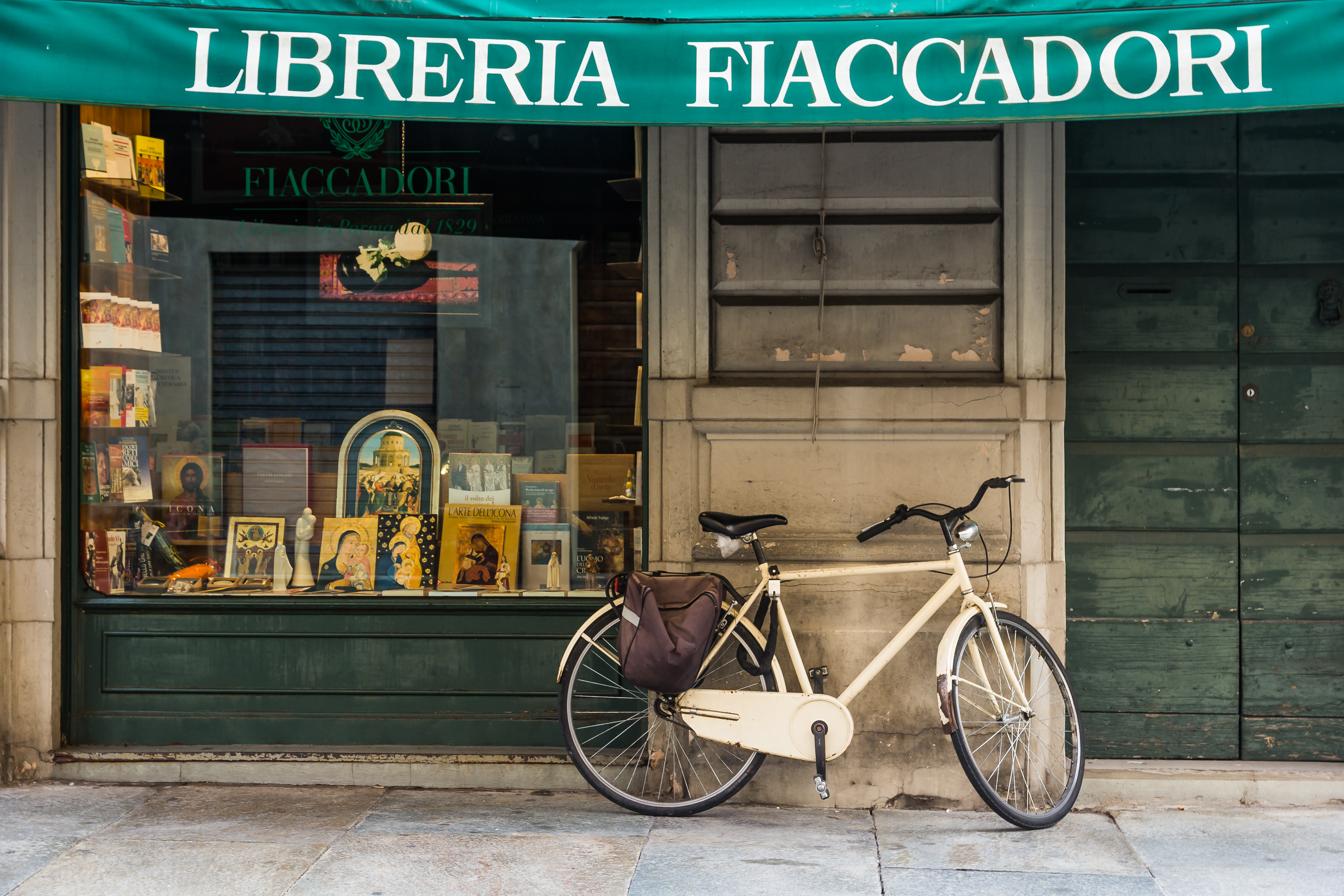 Libreria Fiaccadori in Parma – ein Rad vor dem Schaufenster