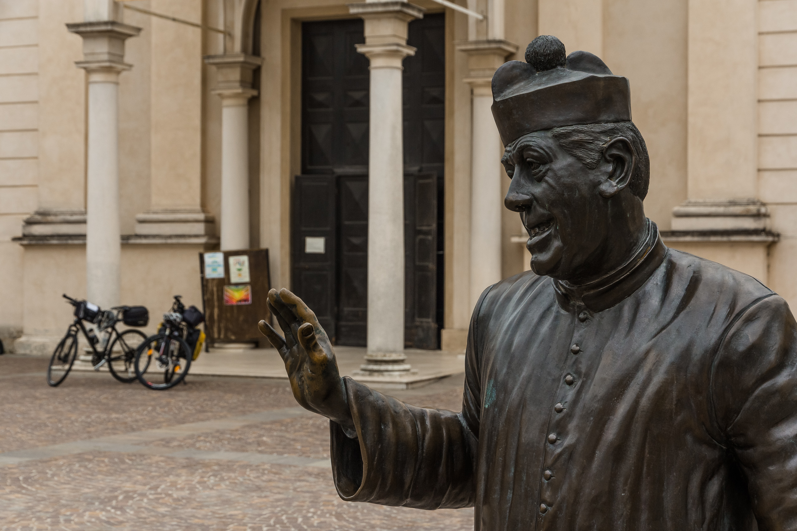 Die Don-Camillo-Statue vor der Kirche in Brescello