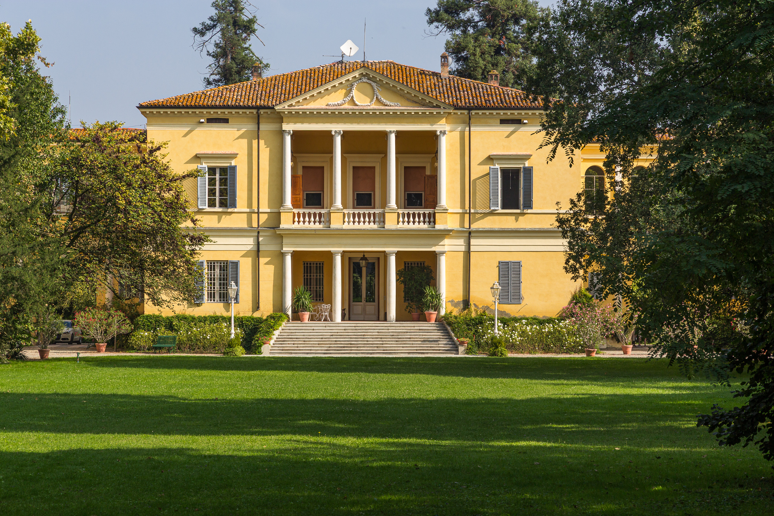 Herrschaftliche Villa mit Säulenportikus vor Parma