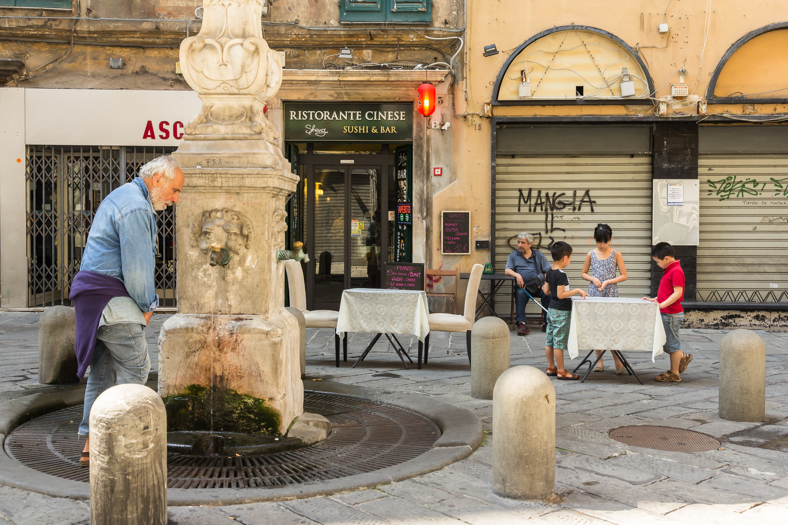 An einem Brunnenplatz in Genuas Altstadt