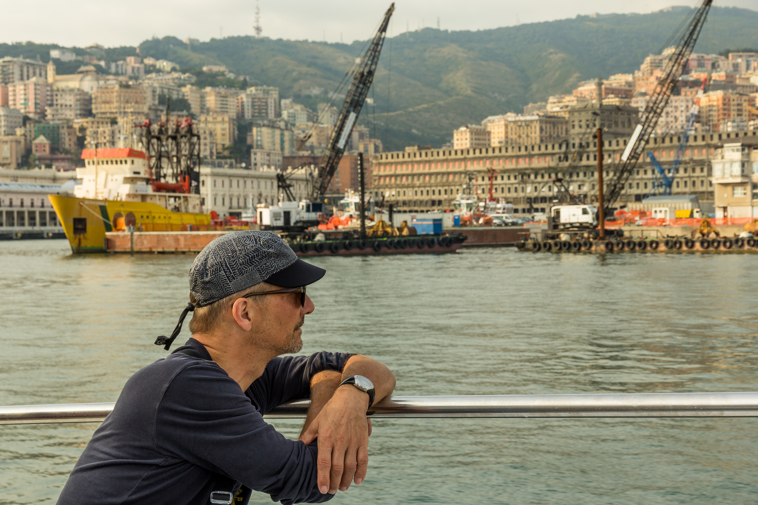 Alois an der Reling – Hafenrundfahrt in Genua