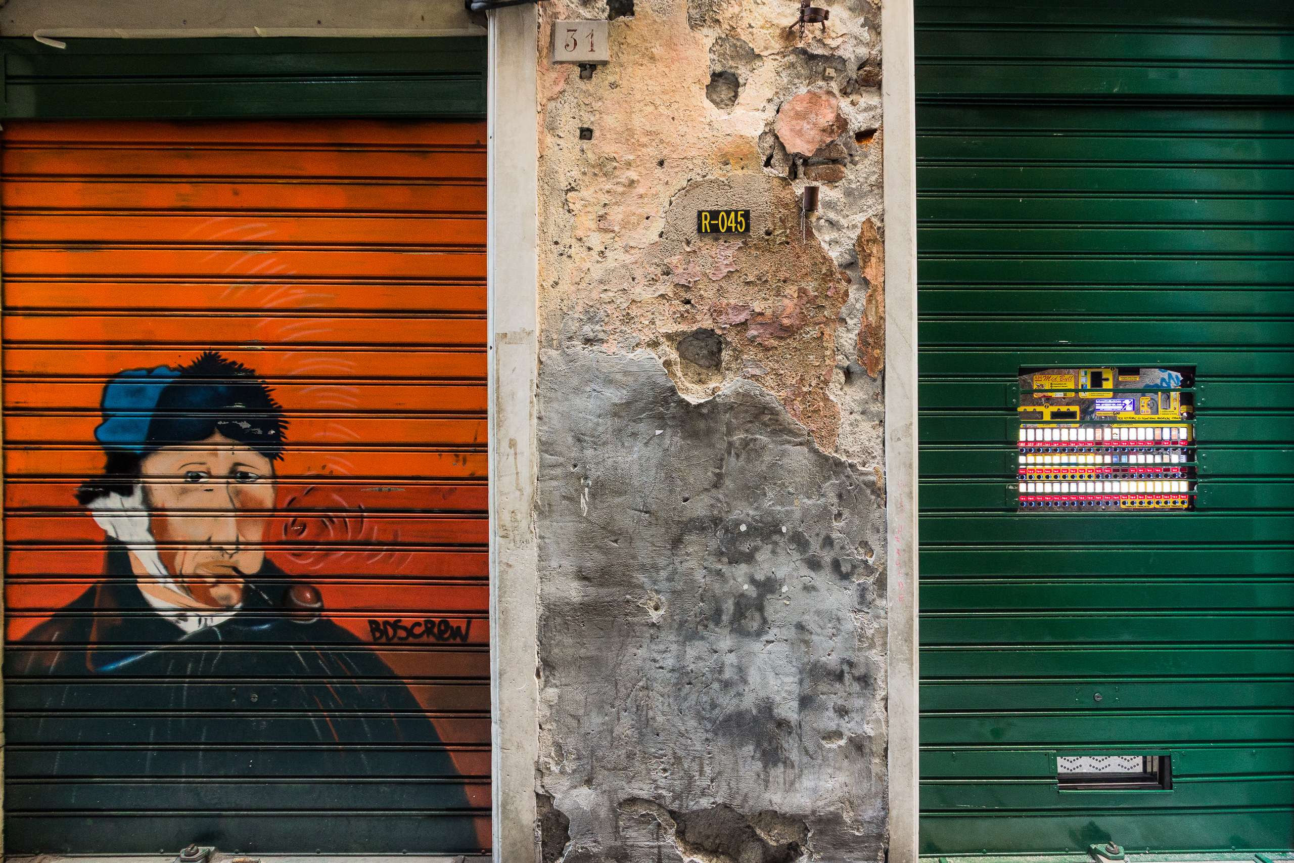 Street-Art und Zigarettenautomat in einer Altstadtgasse
