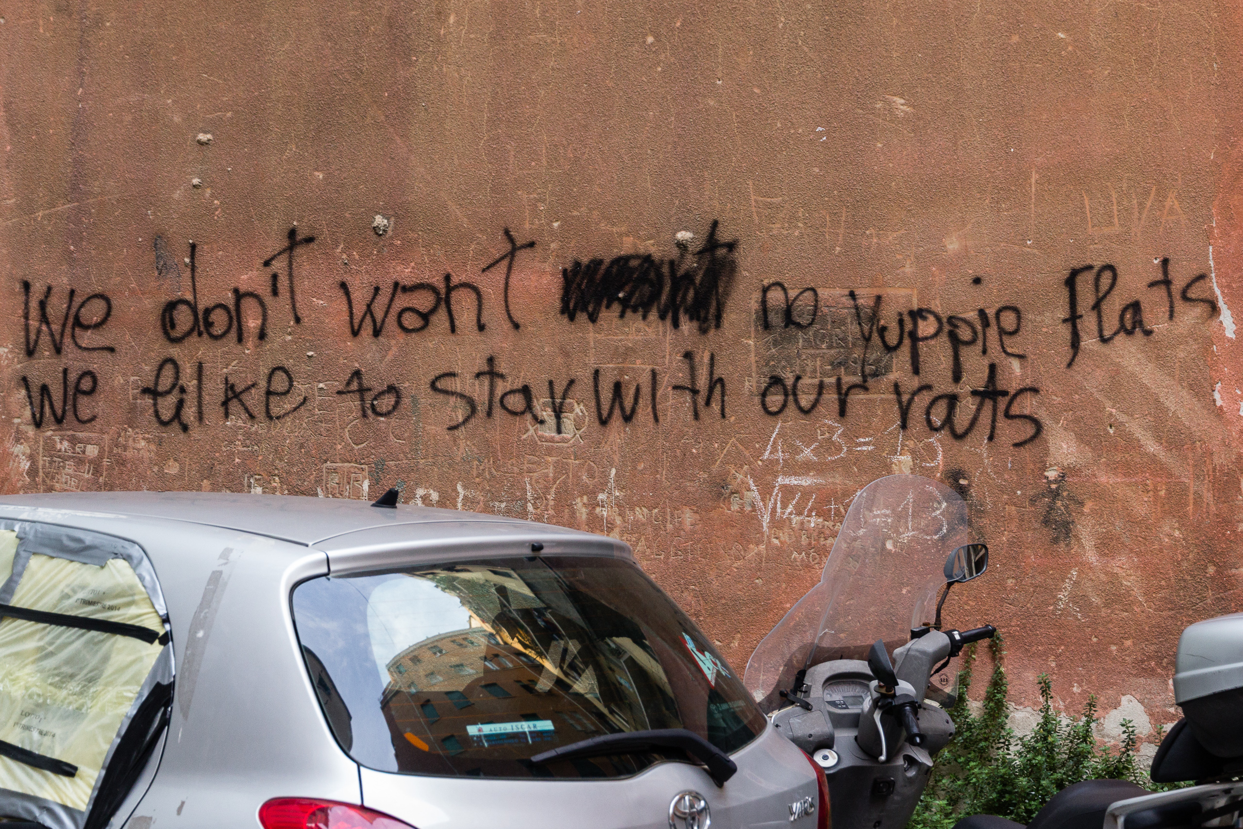 Protest-Graffiti gegen Gentrifizierung in Genua