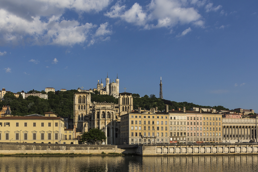 Place des Jacobins – Brunnen mit Plastikrosen