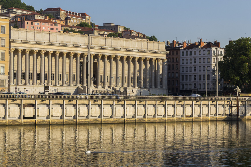 Opéra National von Jean Nouvel mit schwarzer Haube restauriert