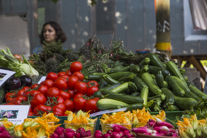 Flohmarkt auf La Croix-Rousse – Alois findet einen Citroën Wellblech-Kastenwagen mit Michelin-Männchen