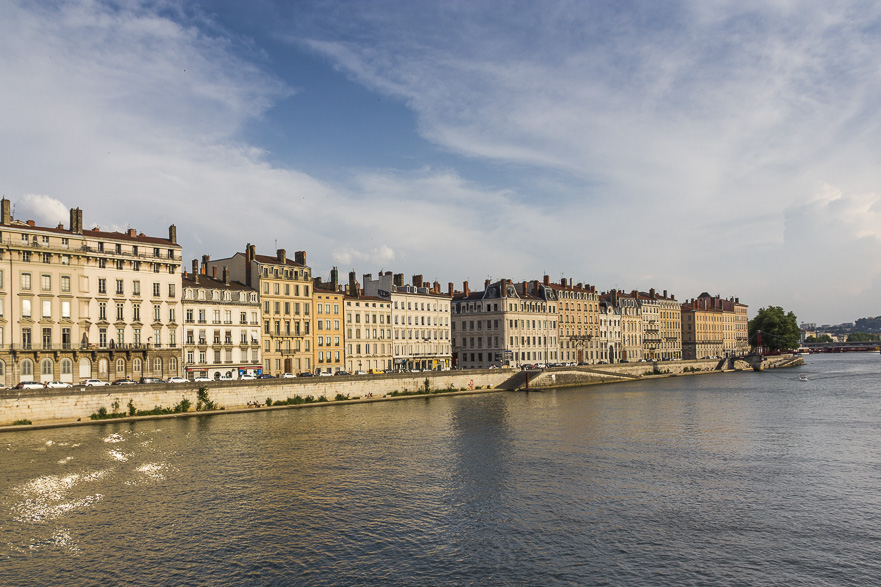 Beleuchtete Fassaden bei Nacht