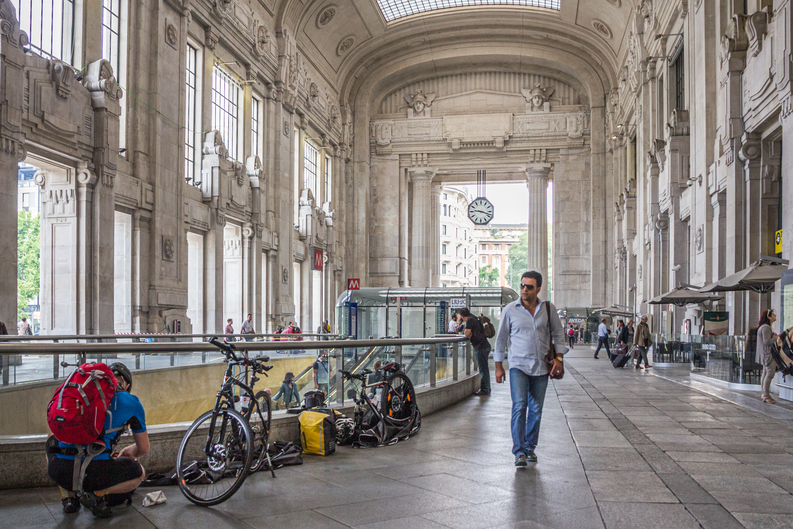Ankunft in Milano Centrale – Räder zusammenbauen nach der Schlafwagennacht