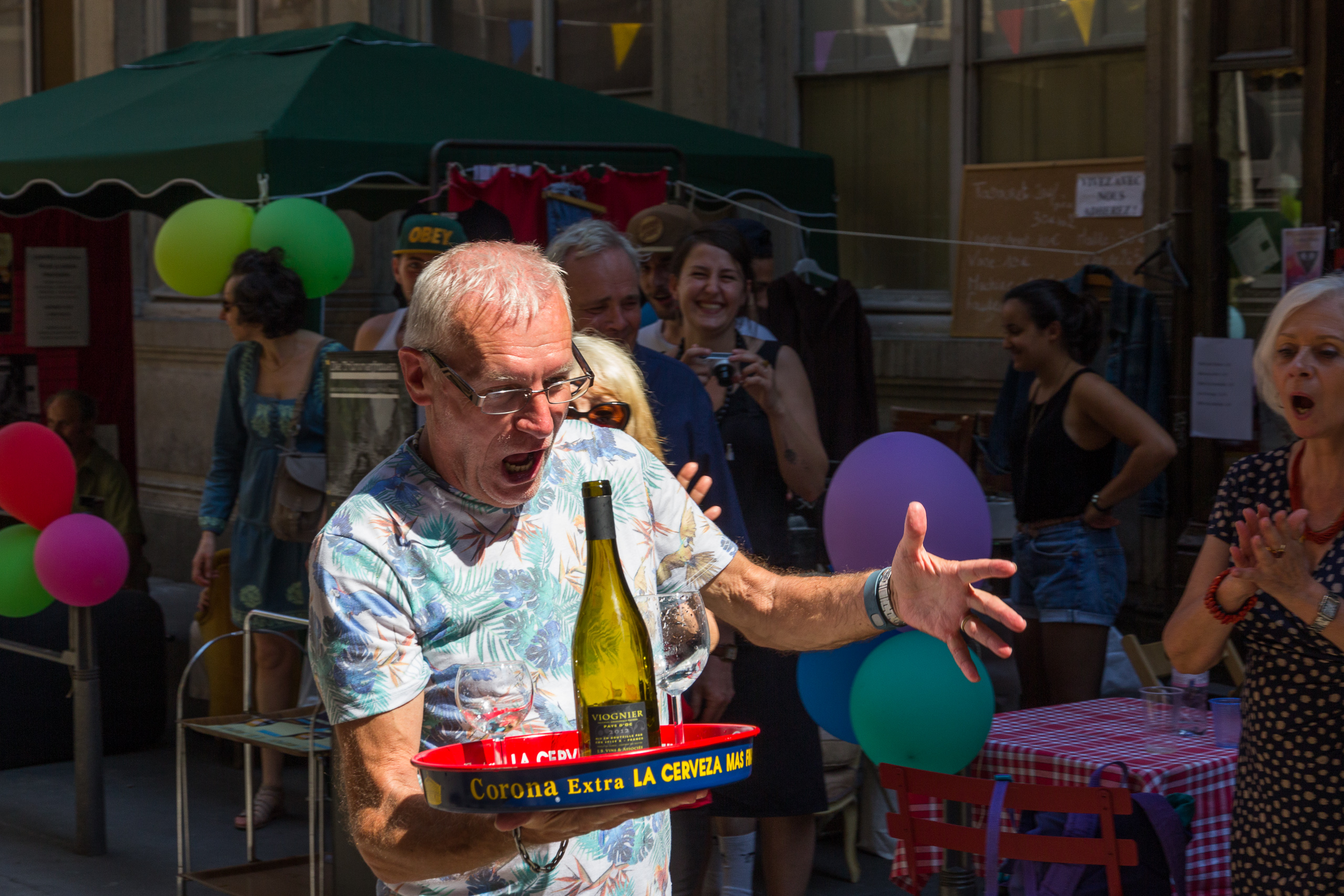 Straßenfest-Spaß – ein Kellner jongliert mit dem Tablett