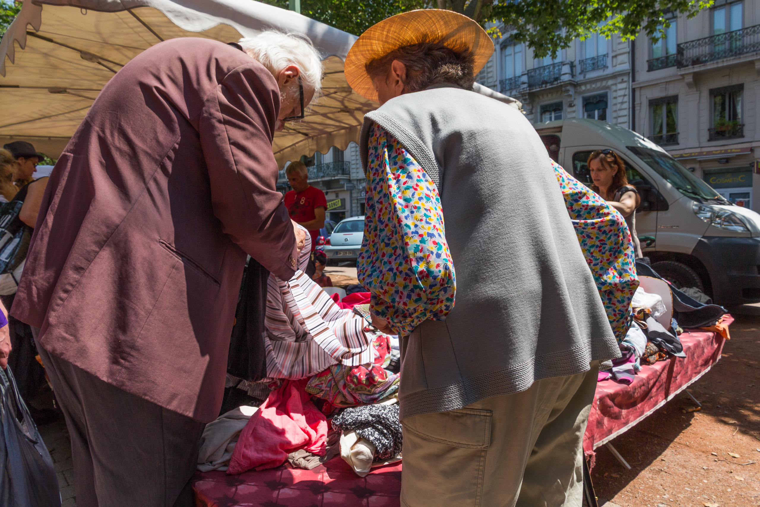 Am Trödelmarkt – Stöbern in den Kleiderständen