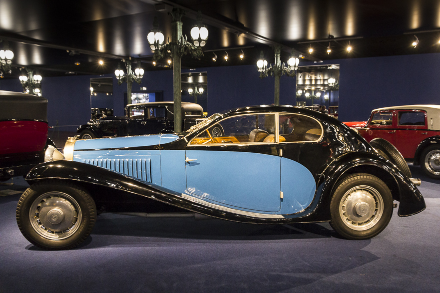 Blick auf die gotische Kirche bei Nacht