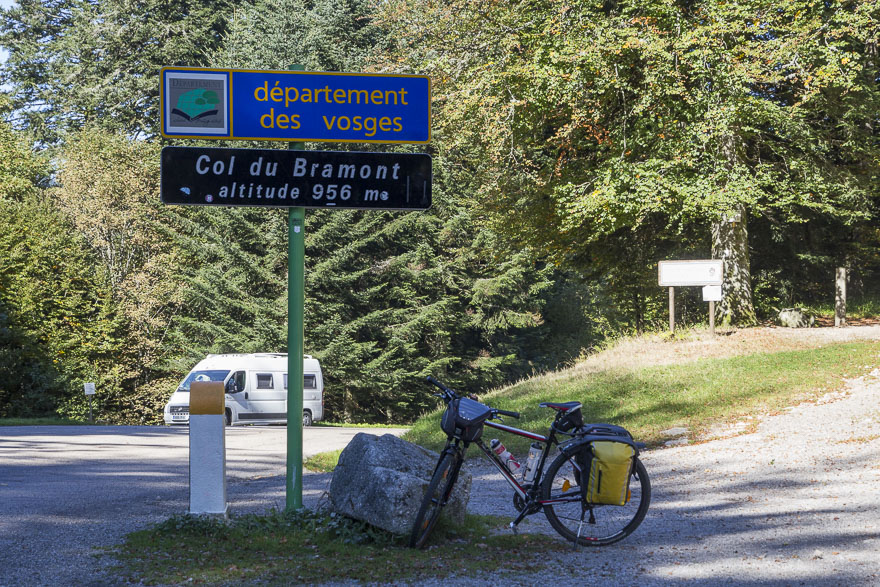 Lac de Longemer – ein junges Paar badet trotz Herbstwind